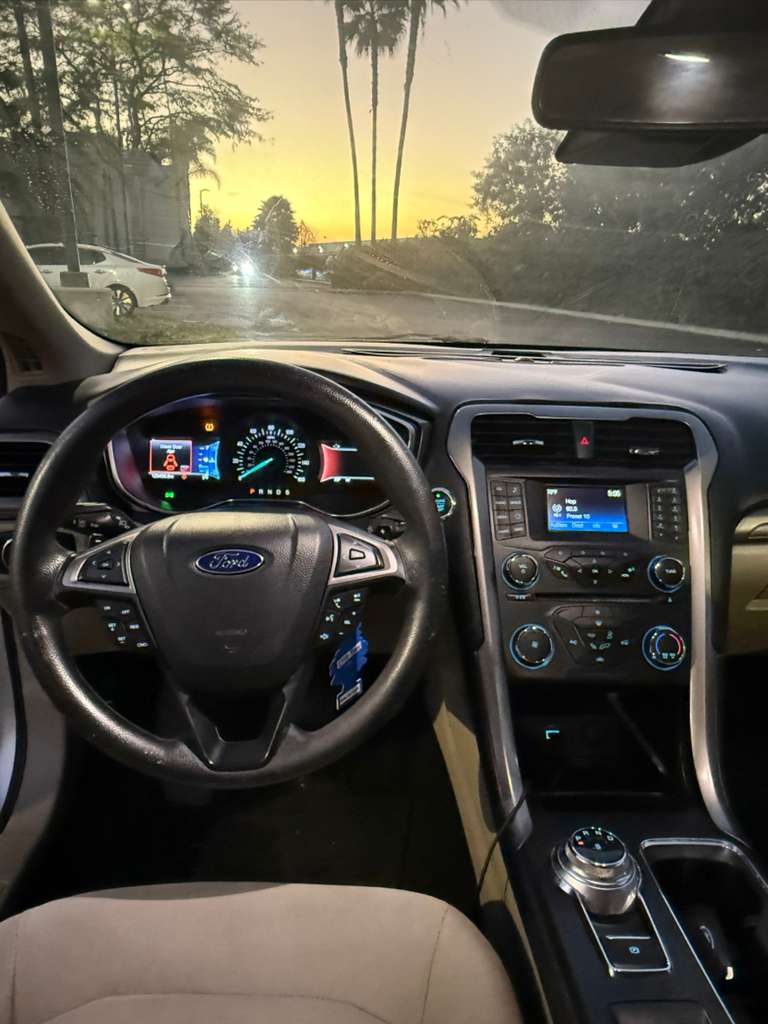 2017 Ford Fusion SE – FWD