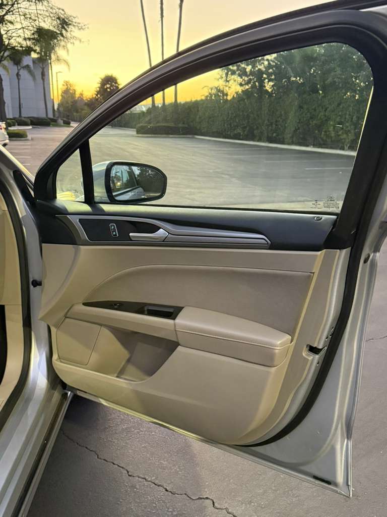 2017 Ford Fusion SE – FWD