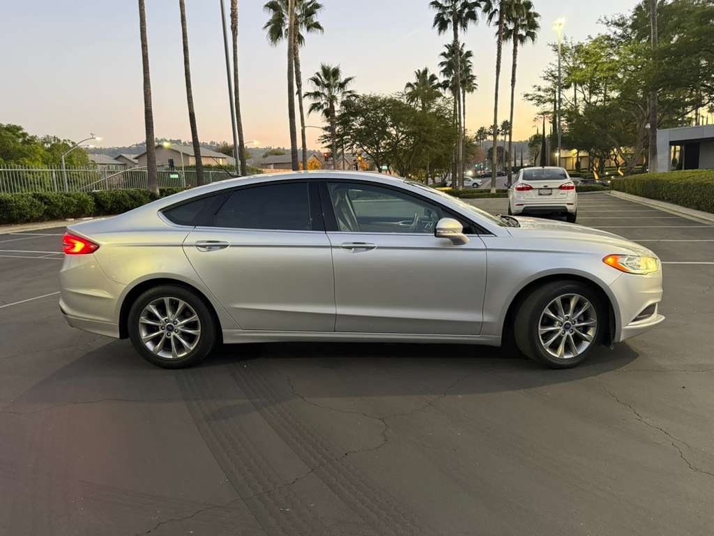 2017 Ford Fusion SE – FWD