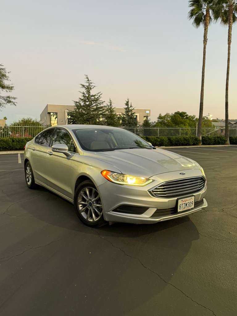 2017 Ford Fusion SE – FWD