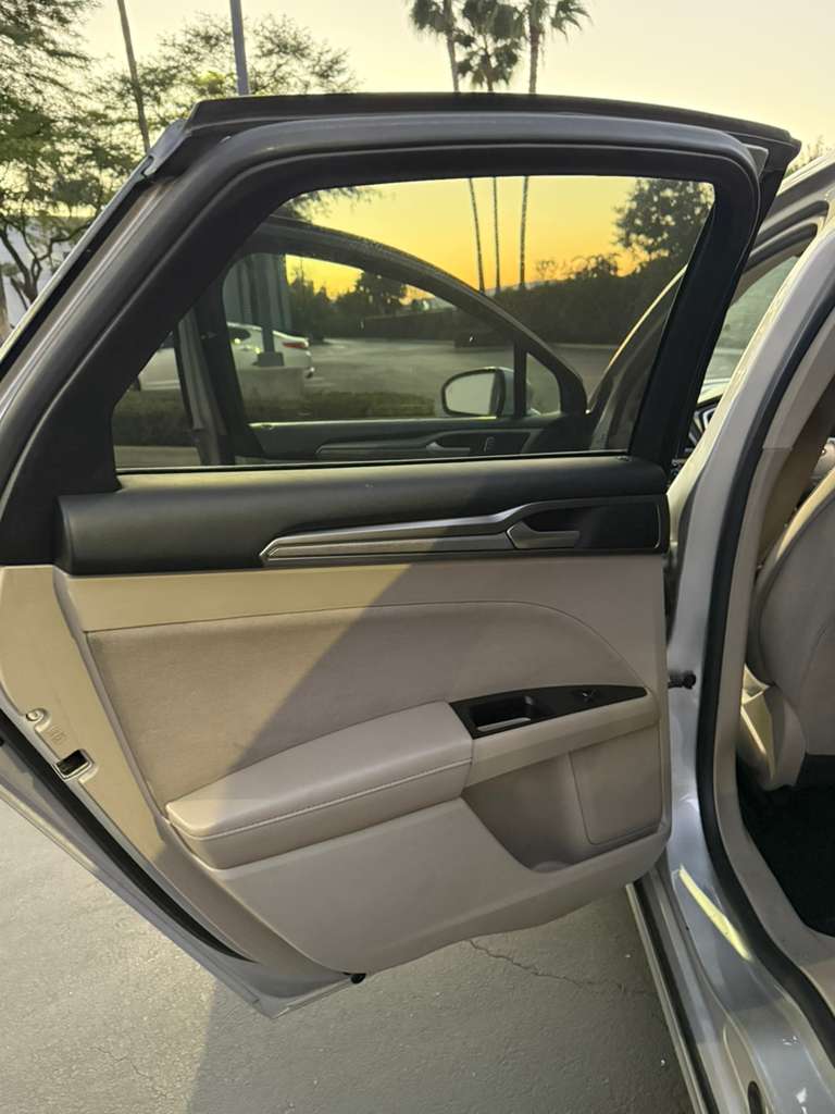 2017 Ford Fusion SE – FWD