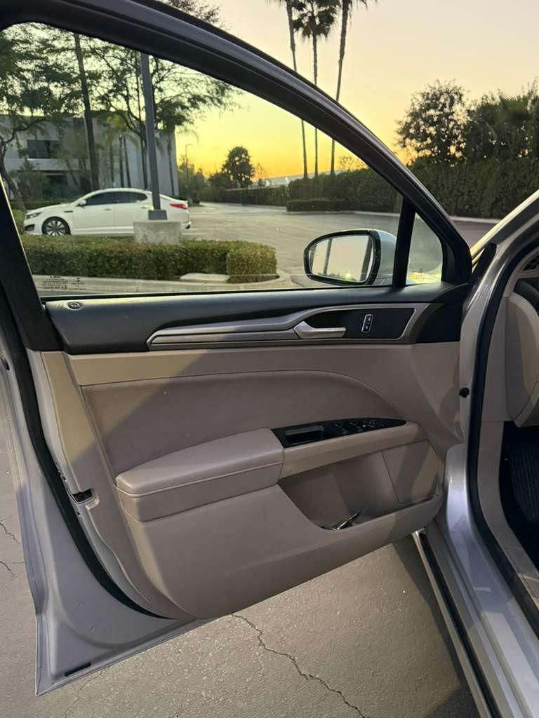 2017 Ford Fusion SE – FWD